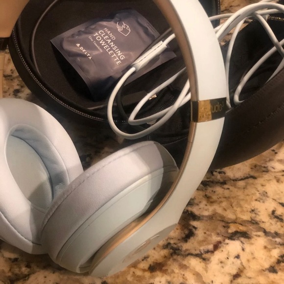 Beats by Dre Studio 3 Headphones Skyline Collection in Crystal Blue - Picture 2 of 5
